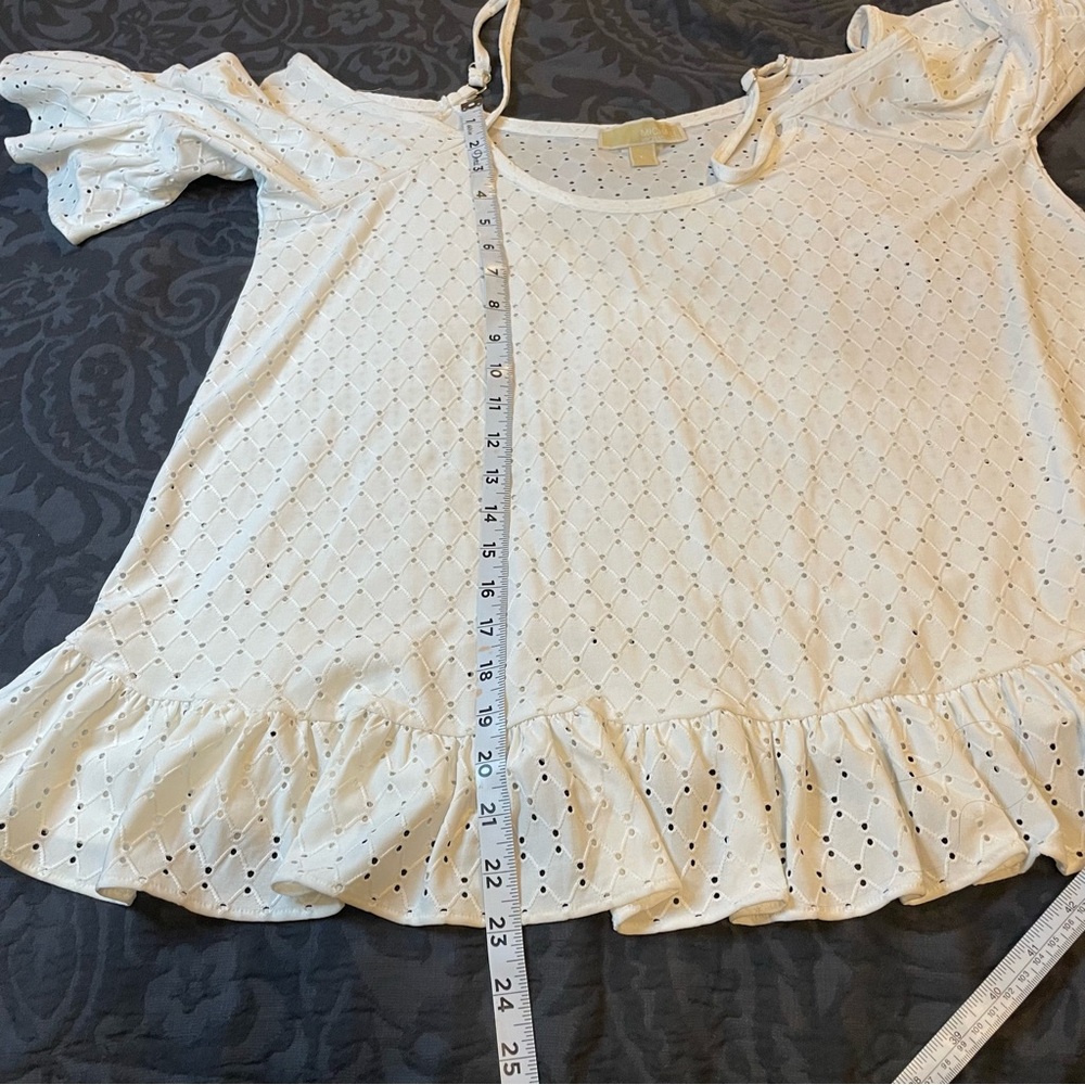 MICHAEL KORS Eyelet elegant Blouse.
Size XL - Picture 13 of 13